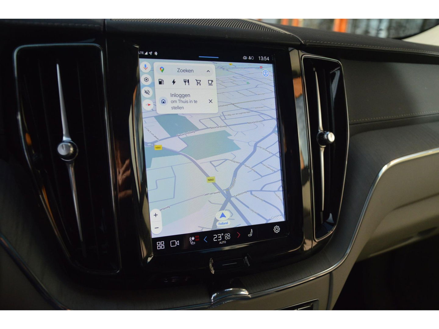 Volvo XC60 T8 Hybride AWD Plus Black | Luchtvering | Massage | Stoelventilatie | Head-Up | Panoramadak | 360° Camera |