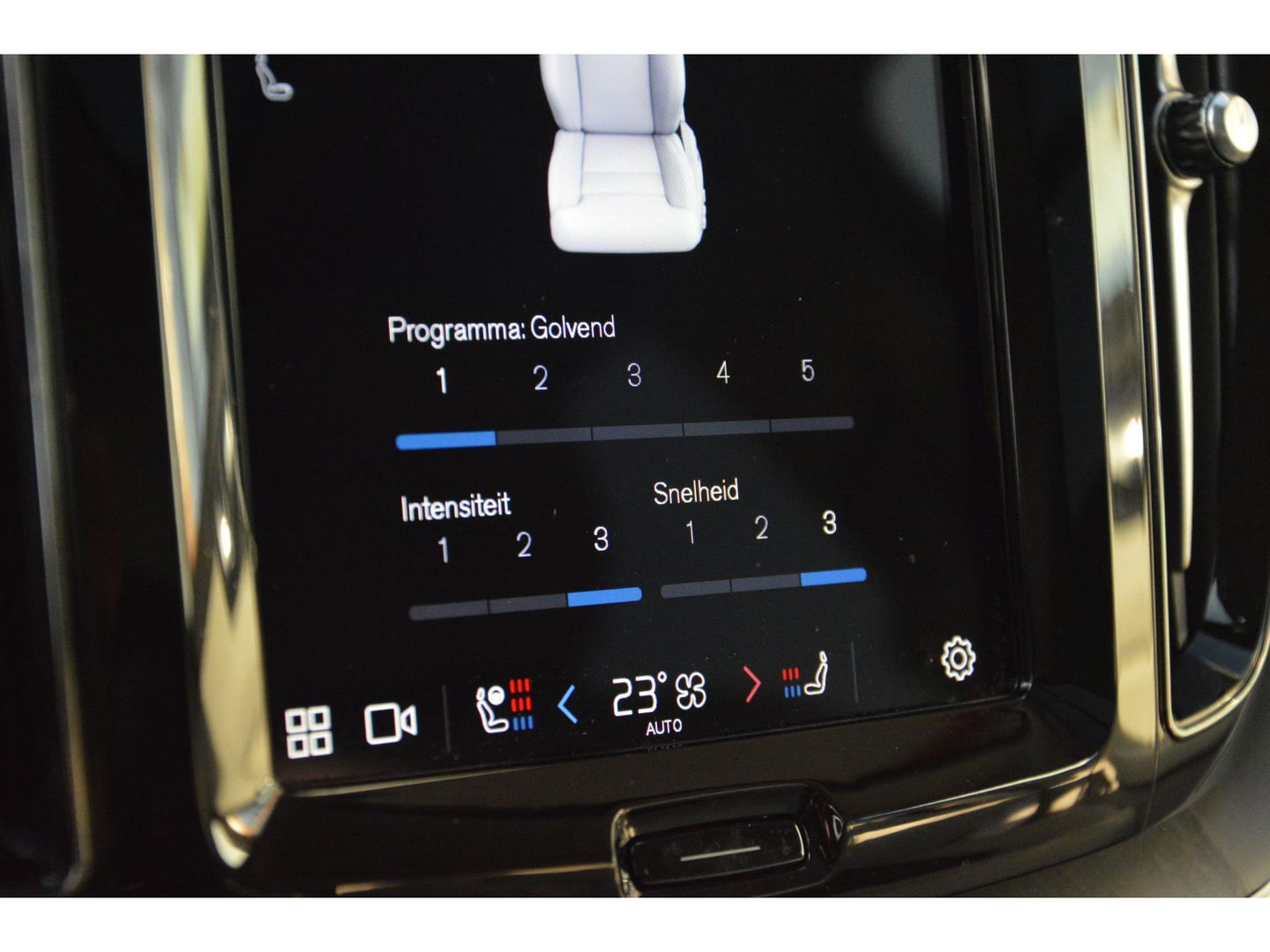 Volvo XC60 T8 Hybride AWD Plus Black | Luchtvering | Massage | Stoelventilatie | Head-Up | Panoramadak | 360° Camera |