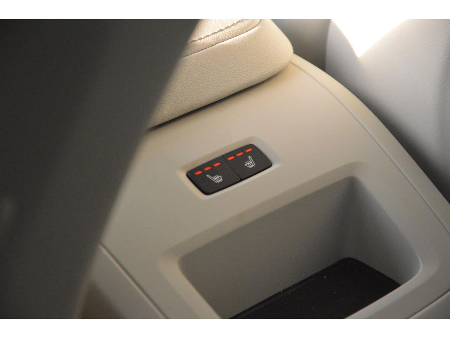 Volvo XC60 T8 Hybride AWD Plus Black | Luchtvering | Massage | Stoelventilatie | Head-Up | Panoramadak | 360° Camera |