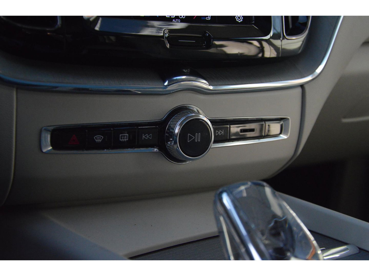 Volvo XC60 T8 Hybride AWD Plus Black | Luchtvering | Massage | Stoelventilatie | Head-Up | Panoramadak | 360° Camera |