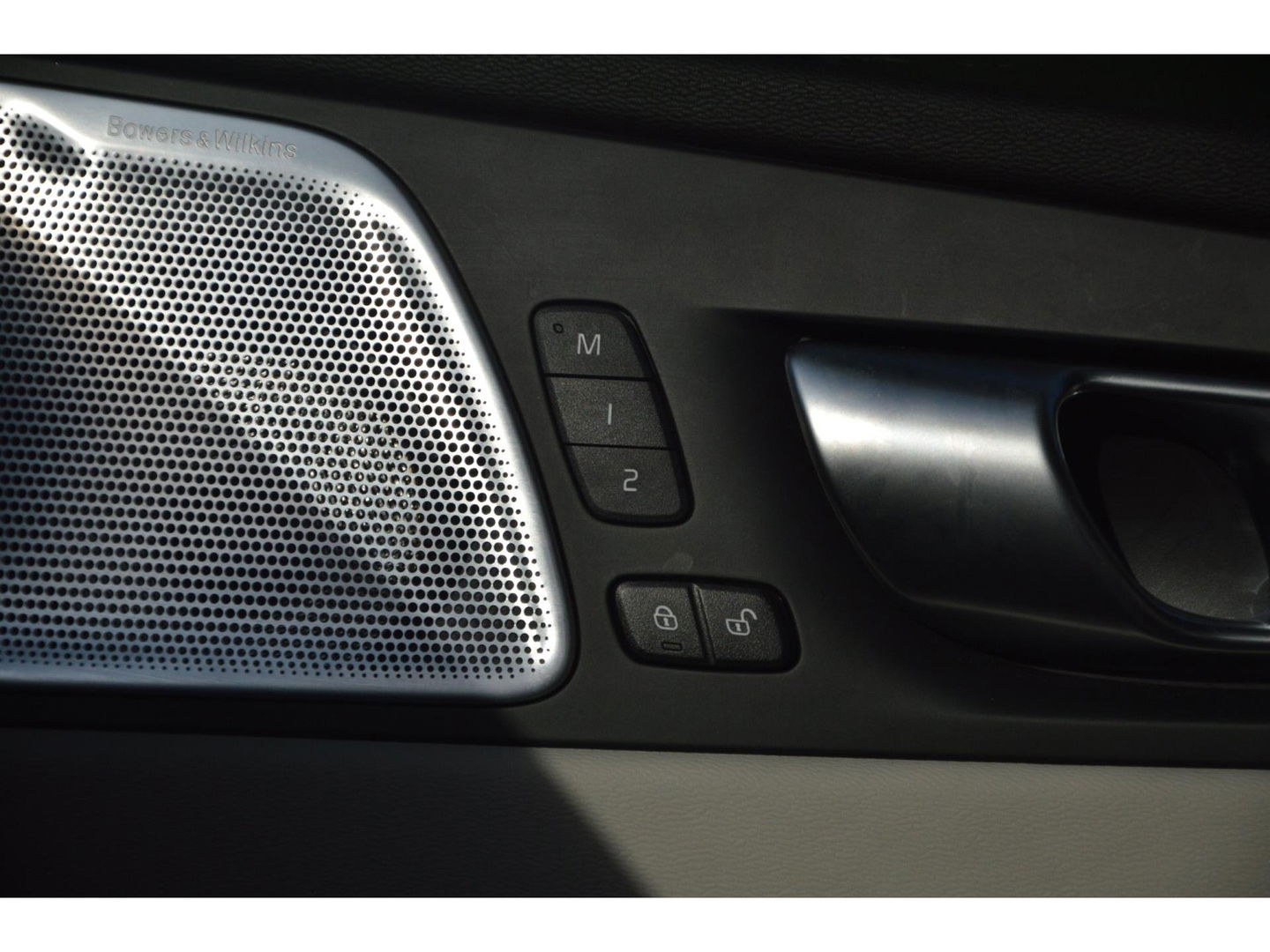 Volvo XC60 T8 Hybride AWD Plus Black | Luchtvering | Massage | Stoelventilatie | Head-Up | Panoramadak | 360° Camera |