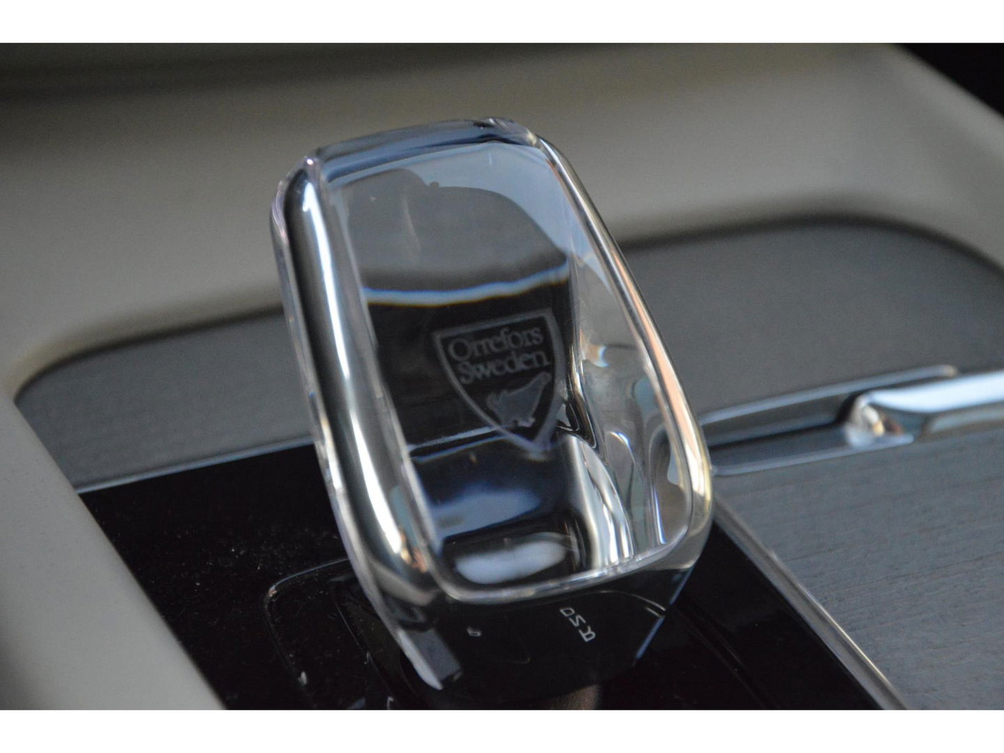 Volvo XC60 T8 Hybride AWD Plus Black | Luchtvering | Massage | Stoelventilatie | Head-Up | Panoramadak | 360° Camera |