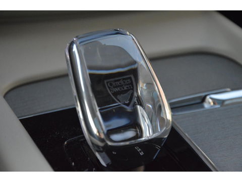 Volvo XC60 T8 Hybride AWD Plus Black | Luchtvering | Massage | Stoelventilatie | Head-Up | Panoramadak | 360° Camera |