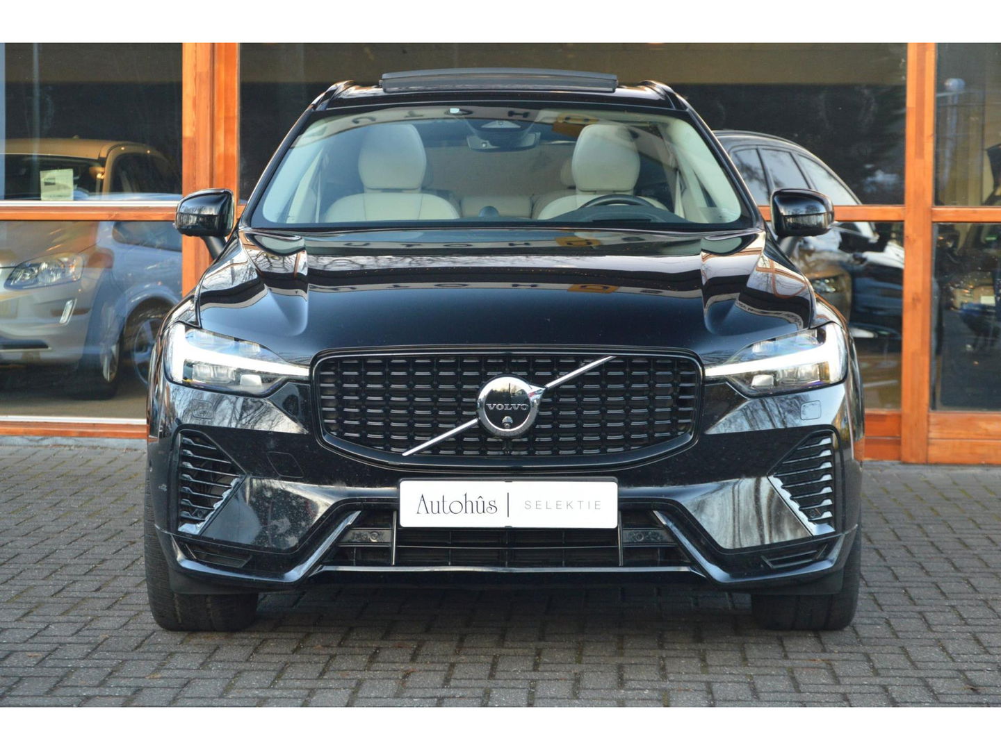 Volvo XC60 T8 Hybride AWD Plus Black | Luchtvering | Massage | Stoelventilatie | Head-Up | Panoramadak | 360° Camera |