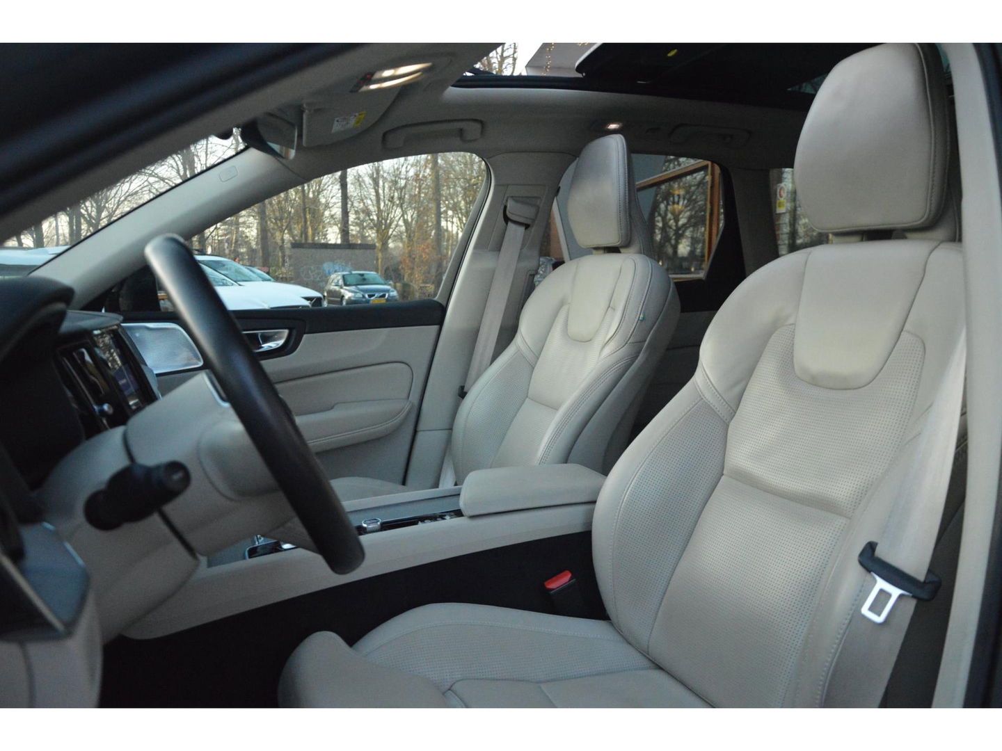 Volvo XC60 T8 Hybride AWD Plus Black | Luchtvering | Massage | Stoelventilatie | Head-Up | Panoramadak | 360° Camera |
