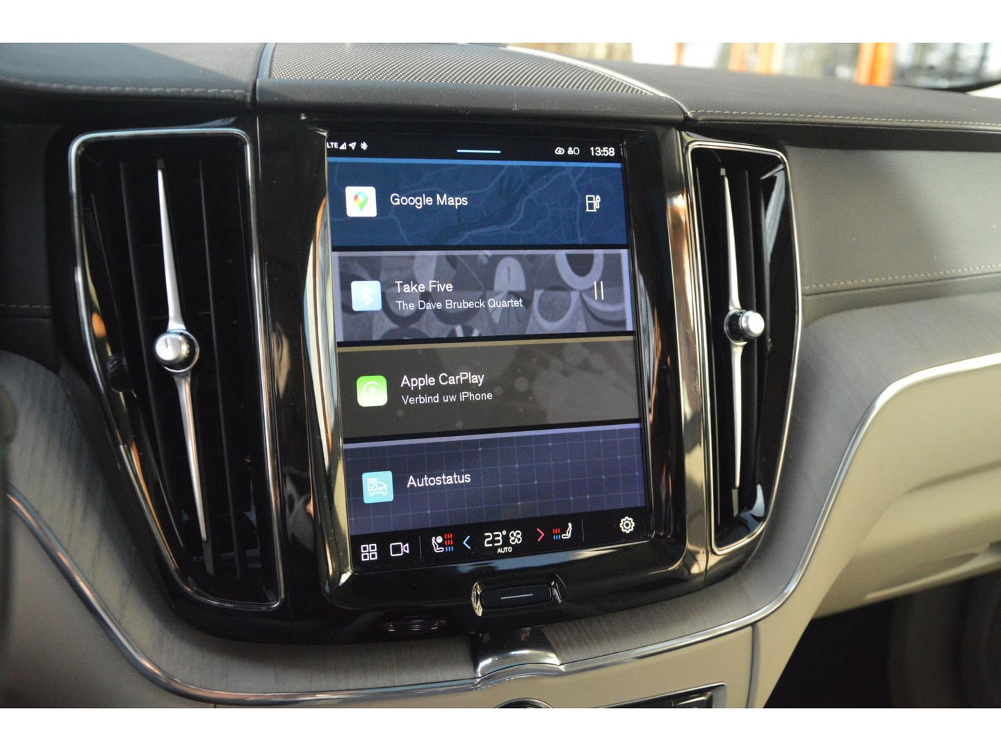 Volvo XC60 T8 Hybride AWD Plus Black | Luchtvering | Massage | Stoelventilatie | Head-Up | Panoramadak | 360° Camera |