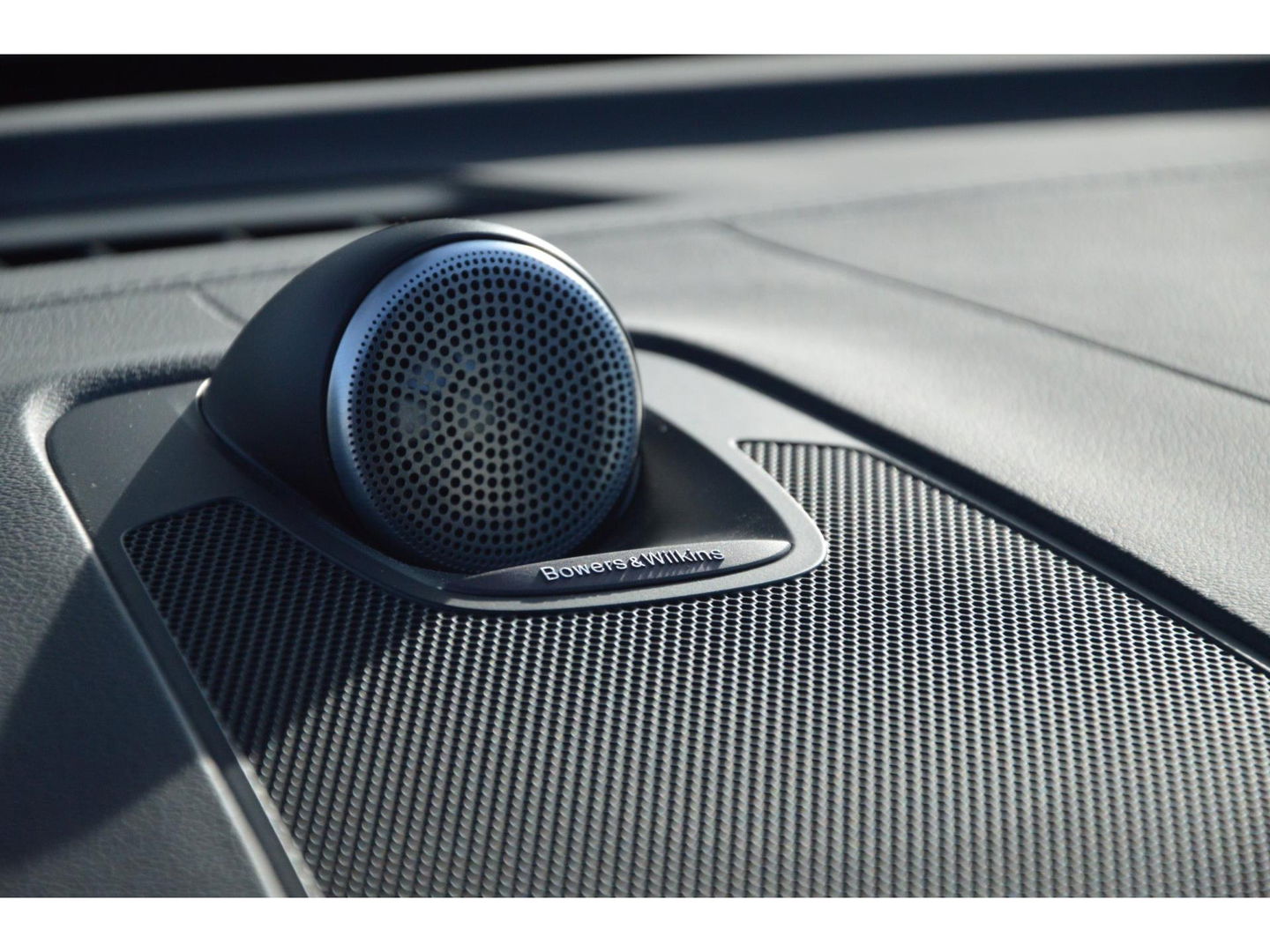 Volvo XC60 T8 Hybride AWD Plus Black | Luchtvering | Massage | Stoelventilatie | Head-Up | Panoramadak | 360° Camera |