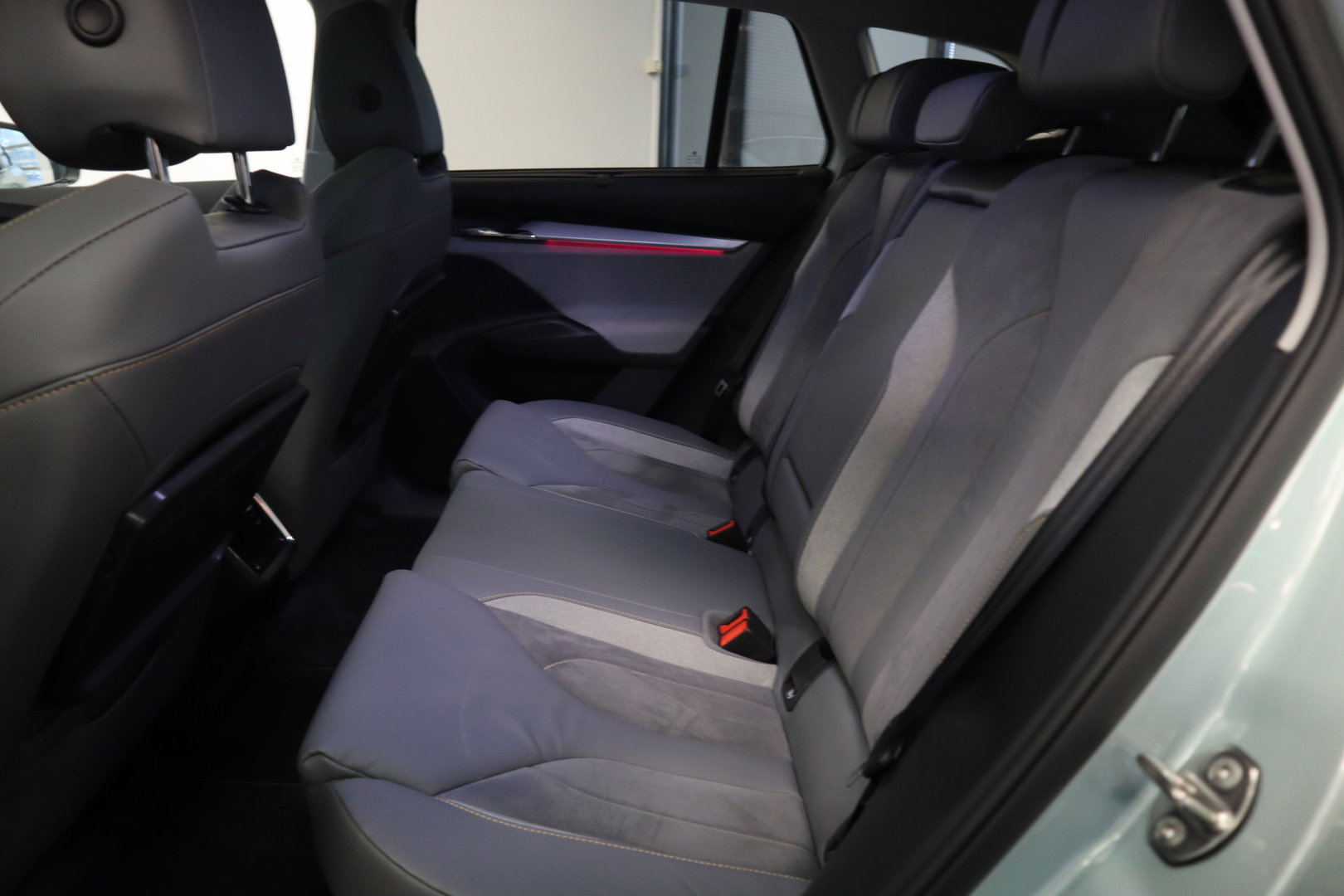 Škoda Enyaq iV 80 First Edition High Panoramadak HUD VCP Navi Clima Cruise Camera 21"LM 24 Maanden garantie* (Vraag naar de voorwaarden)