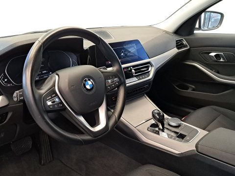 BMW 3 Serie 318i Executive Navigatie Clima Cruise PDC LM 157 PK! 24 Maanden garantie* (Vraag naar de voorwaarden)