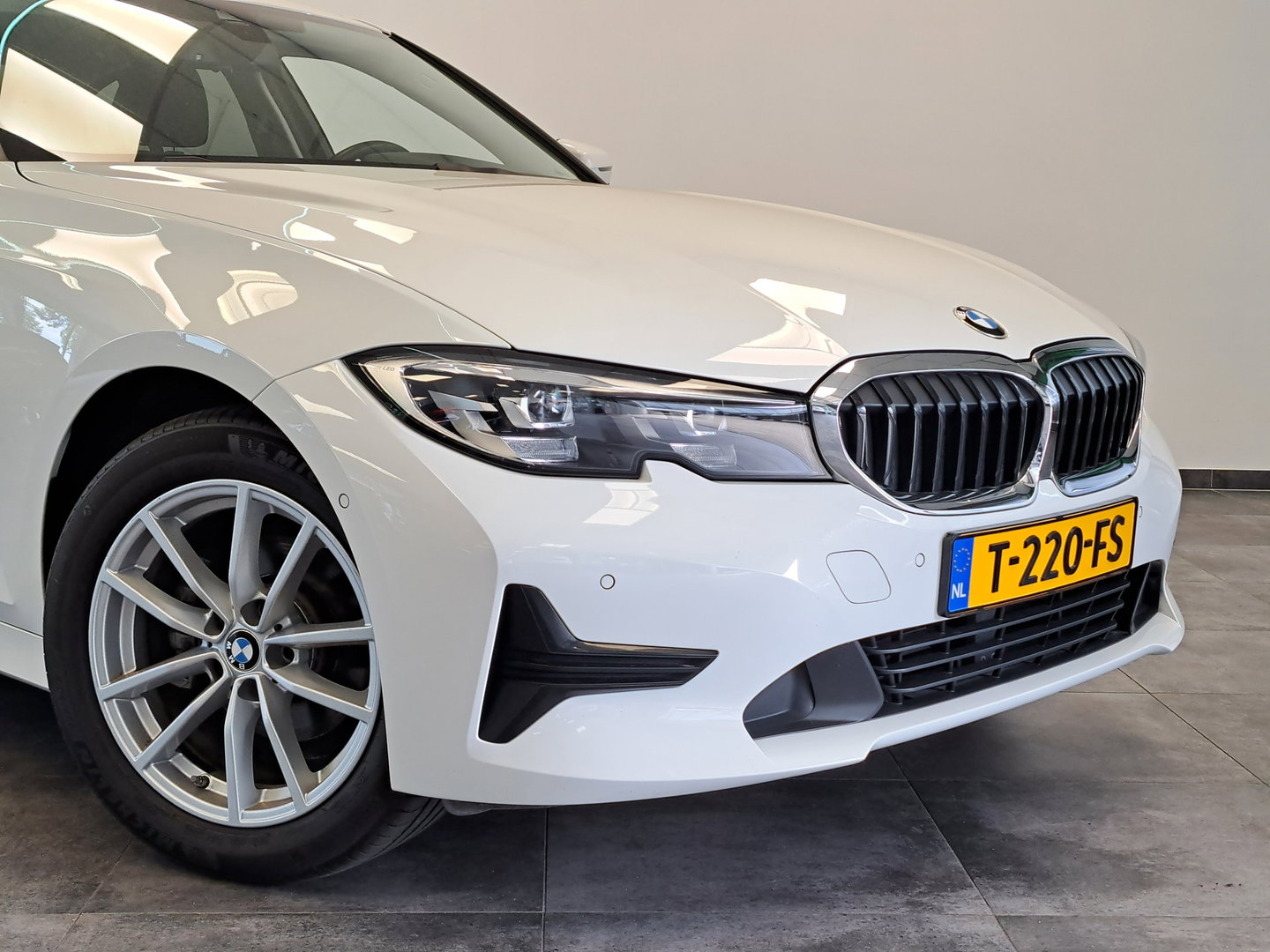 BMW 3 Serie 318i Executive Navigatie Clima Cruise PDC LM 157 PK! 24 Maanden garantie* (Vraag naar de voorwaarden)