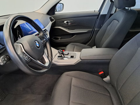 BMW 3 Serie 318i Executive Navigatie Clima Cruise PDC LM 157 PK! 24 Maanden garantie* (Vraag naar de voorwaarden)