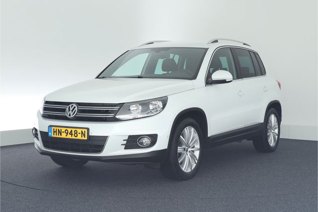 Volkswagen Tiguan - 1.4 TSI 150pk DSG Sport&Style Trekhaak Keyless Navigatie