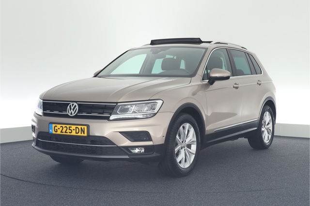 Volkswagen Tiguan - 1.5 TSI 150pk DSG ACT Highline Trekhaak Camera Panoramadak Stoelverwarming Navigatie