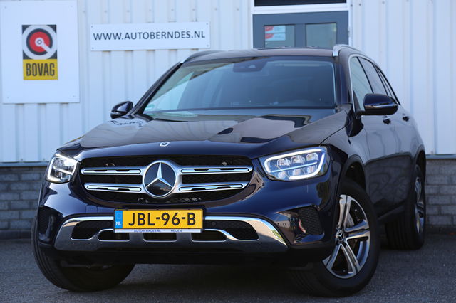 Mercedes-Benz GLC - 300e 4MATIC Plug in hybride PHEV*Perfect MB Onderh.*1ste Eig*Elek. Trekhaak/Digi. Cockpit/Sfeer/Keyless Entry+Go/Half Leder/Stoelverw./Camera/LED/Rijstrook/Rem.ass./Elek. Klep/Parkeersens.V+A/18 inch LM*