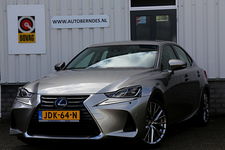 Lexus IS - 300h Hybrid*Perfect Lexus Onderh.1ste Eig*Afn. Trekhaak/Half Leder/Stoelverw./Stuurverw./LED/DAB/Keyless Entry+Go/Camera/Parkeersens.V+A/18 inch LM*