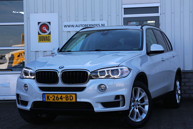 BMW X5 - xDrive35i High Executive Aut.*Perfect Onderh.*Parelmoer wit!*Elek. Trekhaak/Pano/Leder Sport/Stoelverw./Sfeer/Memorie/HUD/LED/Camera/Elek. Klep/Parkeersens.V+A*