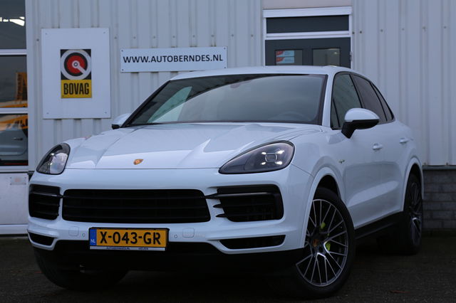 Porsche Cayenne - 3.0 E-Hybrid 462PK Plug in*Perfect Onderh.*Luchtvering/PASM/Black Pack/Sportuitlaat/Sport Chrono/Apple Carplay-Android/Standkachel/Elek. Klep./Camera/Rijstrook/Stoelverw./LED/DAB/Parkeersens.V+A/21 inch LM*