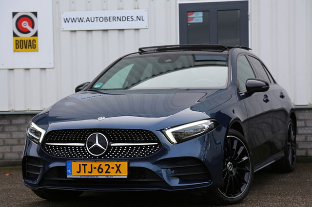 Mercedes-Benz A-Klasse - 250 e AMG Line Plug in hybride*Perfect MB Onderh.*BTW*1ste Eig.*Pano/Sfeer/Night/MBUX/Apple Carplay-Android/Multi Beam LED Koplamp./Diamond Grille/DAB/Stoelverw./Half Leder/Parkeersens.V+A/19 inch LM*