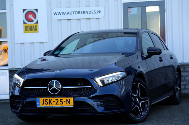 Mercedes-Benz A-Klasse - 250 e AMG Line Plug in hybride*Perfect MB Onderh.*BTW*1ste Eig.*Sfeer/ACC/Night/MBUX/Apple Carplay-Android/High Perf. LED Koplamp./Diamond Grille/DAB/Stoelverw./Half Leder/Parkeersens.V+A/18 inch LM*