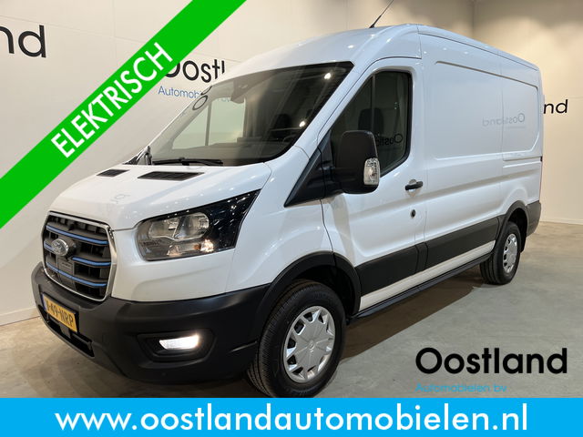 Ford E-Transit - 350 L2H2 Trend 68 kWh 184 PK / 100% Elektrisch !! / Airco / Cruise Control / CarPlay / Camera / Navigatie / 3-Zits / 12.200 KM !!