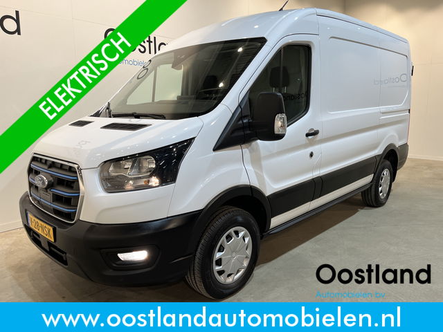Ford E-Transit - 350 L2H2 Trend 68 kWh 184 PK / 100% Elektrisch !! / Airco / Cruise Control / CarPlay / Camera / Navigatie / 3-Zits / 10.350 KM !!