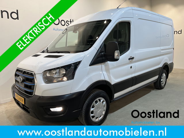 Ford E-Transit - 350 L2H2 Trend 68 kWh / 100% Elektrisch !! / Airco / Cruise Control / CarPlay / Camera / Navigatie / 3-Zits / 10.000 KM !!