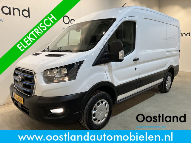 Ford E-Transit - 350 L2H2 Trend 68 kWh / 100% Elektrisch !! / Airco / Cruise Control / CarPlay / Camera / Navigatie / 3-Zits / 5.300 KM !!