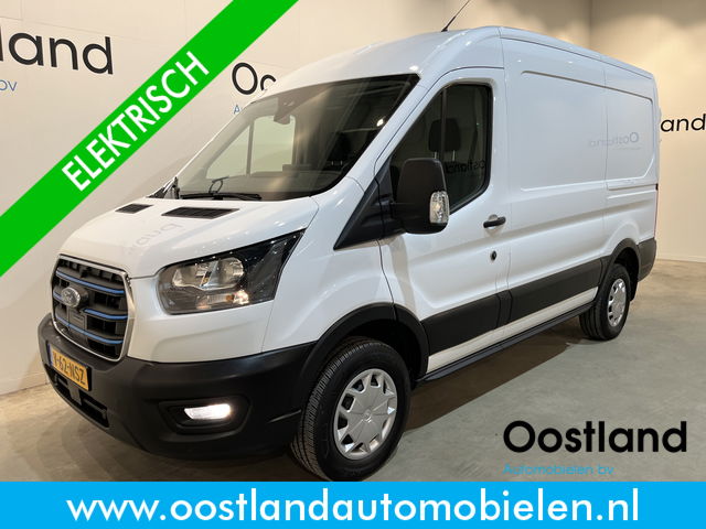 Ford E-Transit - 350 L2H2 Trend 68 kWh / 100% Elektrisch !! / Airco / Cruise Control / CarPlay / Camera / Navigatie / 3-Zits / 6.600 KM !!