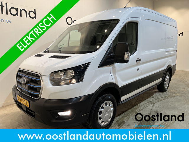 Ford E-Transit - 350 L2H2 Trend 68 kWh / 100% Elektrisch !! / Airco / Cruise Control / CarPlay / Camera / Navigatie / 3-Zits / 10.400 KM !!