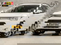 Mitsubishi Outlander - 2.0 PHEV Deluxe 203Pk Automaat (SCHUIFDAK, NAVIGATIE, CAMERA, LEDER, ELEK SPORTSTOELEN, TREKHAAK, GETINT GLAS, NIEUWSTAAT)