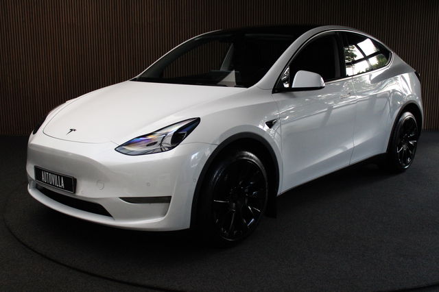Tesla Model Y - Long Range Dual Motor AWD 514pk Afn. trekhaak Navi Camera Leer Warmtepomp ACC Autopilot PDC Elektr. achterklep Stoelverwarmimg voor en achter Stuurverwarming Optie: Full Self-Driving Capability BTW auto
