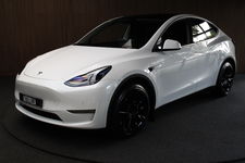 Tesla Model Y - Long Range Dual Motor AWD 514pk Afn. trekhaak Navi Camera Leer Warmtepomp ACC Autopilot PDC Elektr. achterklep Stoelverwarmimg voor en achter Stuurverwarming Optie: Full Self-Driving Capability BTW auto