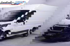 Peugeot Boxer - 2.2 BlueHDi 140 pk L2H2 Premium Navi, Camera Laadruimte Pakket, Trekhaak 2.500 kg, 3-Zits