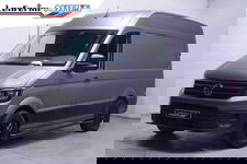Volkswagen Crafter - 2.0 TDI 140 pk L3H3 Navi, Camera, 18" LMV Trekhaak 3.000 kg, Grijs Wrap, Sidebars, 3-Zits