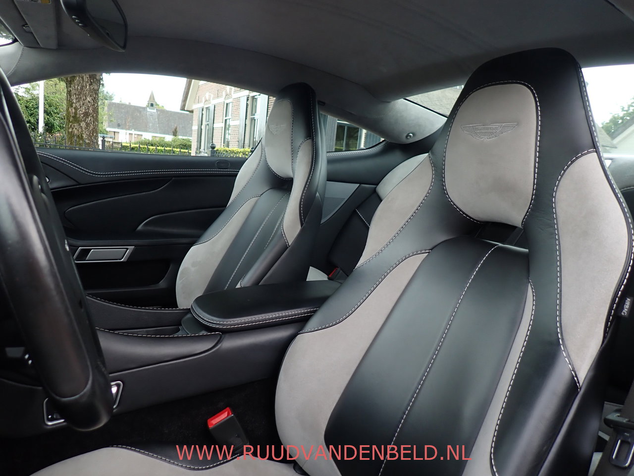 Aston Martin V12 Vanquish