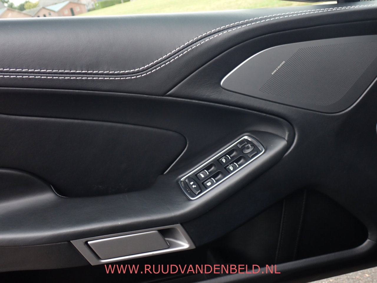 Aston Martin V12 Vanquish