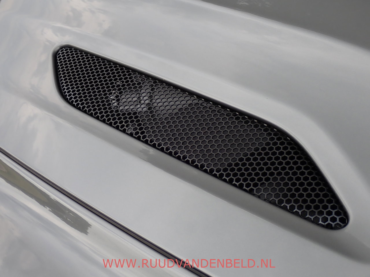 Aston Martin V12 Vanquish