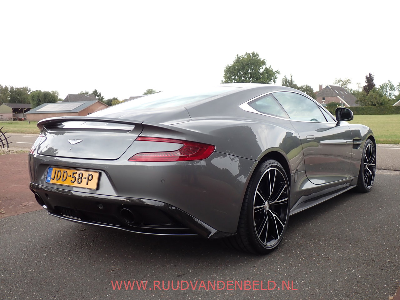 Aston Martin V12 Vanquish