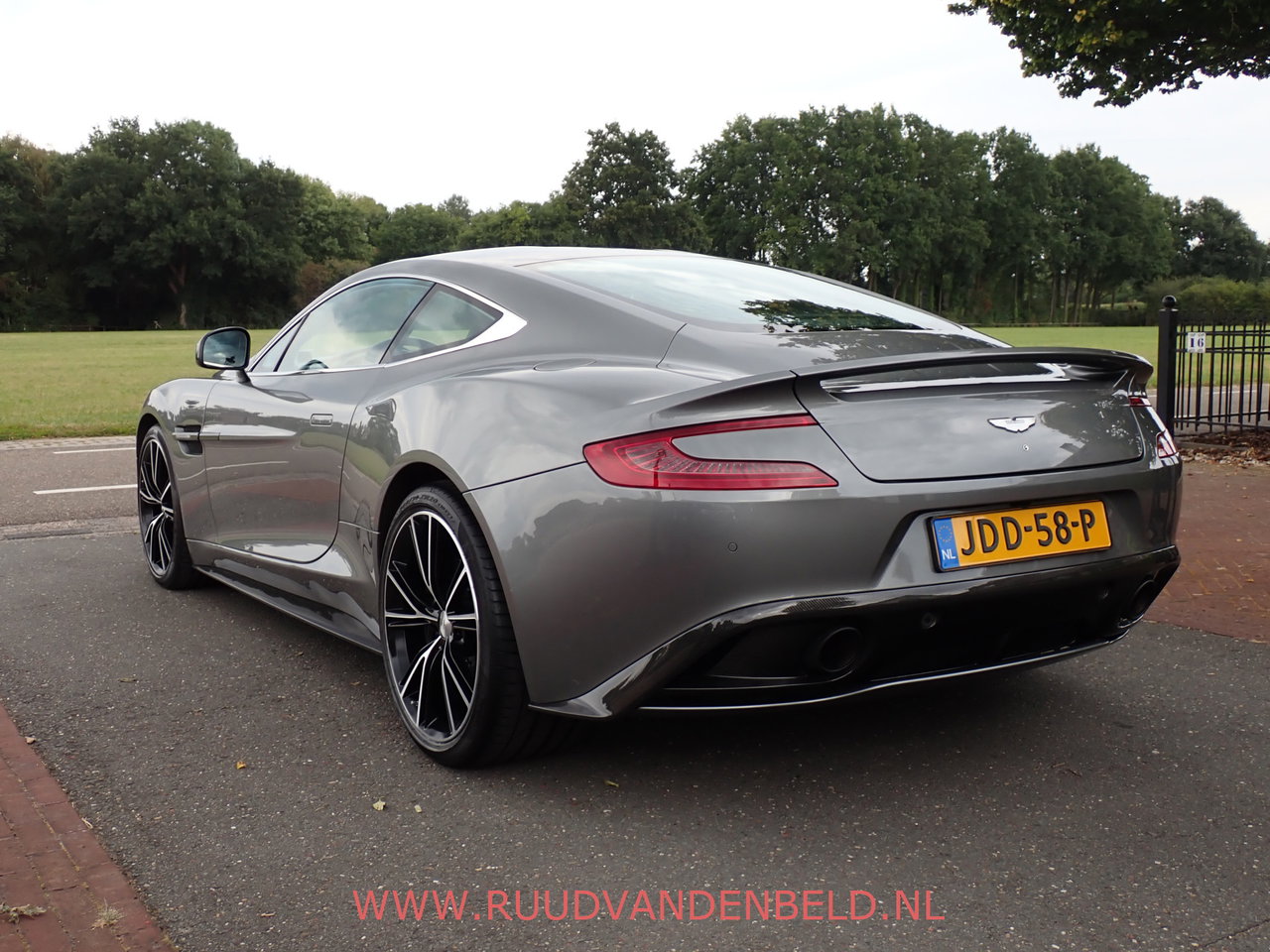 Aston Martin V12 Vanquish