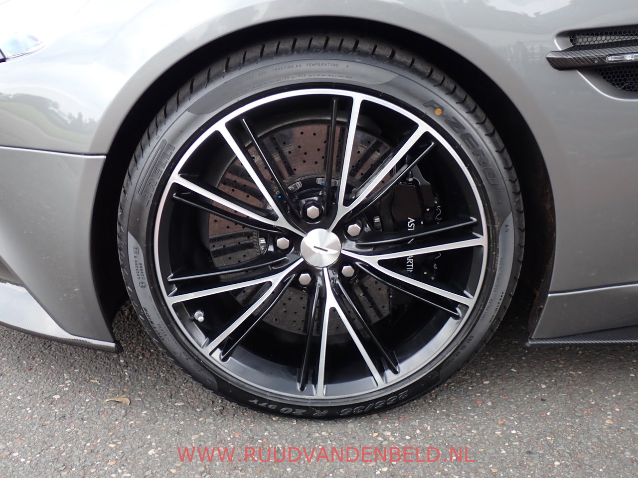 Aston Martin V12 Vanquish