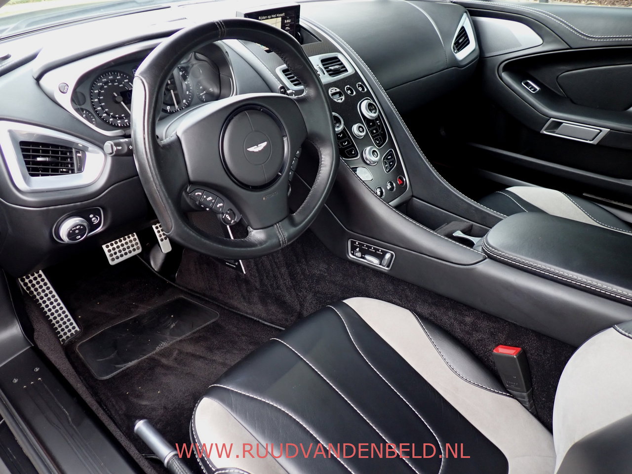 Aston Martin V12 Vanquish