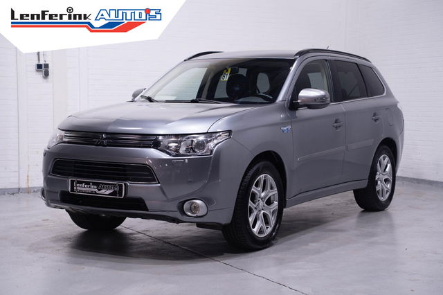Mitsubishi Outlander - 2.0 PHEV Executive Edition AWD private-glas intro-pakket style-pakket cruise-controle navigatie camera PDC v+a trekhaak Bi-Xenon