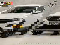 Volkswagen T-Roc - 1.5 TSI Sport 150Pk Automaat (VIRTUAL COCKPIT, APPLE CARPLAY, GROOT NAVI, CLIMATE, LEDER, STOELVERWARMING, LED KOPLAMPEN, ZWART HEMEL, GETINT GLAS, CAMERA, ADAPTIVE CRUISE, NIEUWSTAAT)