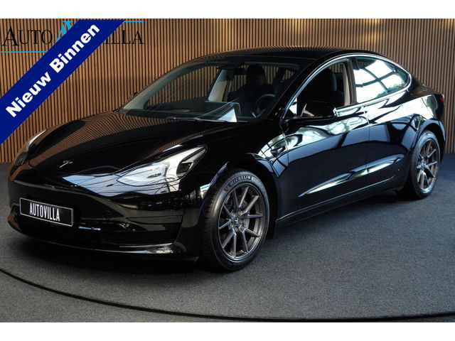 Tesla Model 3 - RWD Autopilot ACC Stuurverwarm. PDC Leer Navi Panoramadak 360° Elektr. achterklep Stoelverwarming voor & achter Climate voor & achter LM velgen BTW auto! Nieuw!