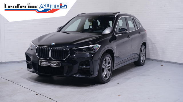 BMW X1 - sDrive20i M Sport Panoramadak 1e Eig. NAP Head up Camera Apple Carplay Led koplampen