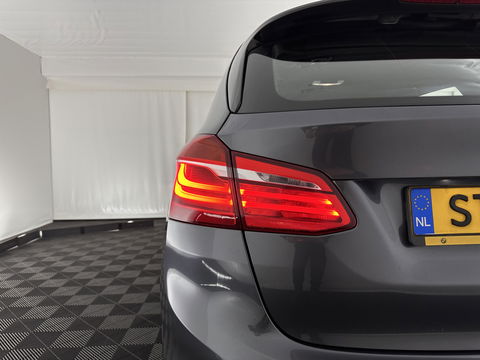BMW 2 Serie Active Tourer 216d Sportline Corporate Lease High Executive Aut. *LEATHER | FULL-LED | HEATED-SPORTSEATS | NAVI-FULLMAP | ECC | HEAD-UP | PDC | CRUISE | 18''ALU*