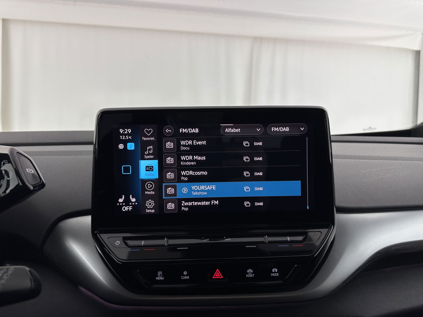 Volkswagen ID.4 First 77 kWh [ 3-Fase-11kW ] {SOH-83%} (INCL-BTW) *LEATHER-MICROFIBRE | FULL-LED | ADAPTIVE-CRUISE | HEATED-COMFORTSEATS | DIGI-COCKPIT | AMBIENTLIGHT | NAVI-FULLMAP | PDC | TOWBAR | PRIVACY-GLASS | CAMERA | 20''ALU*