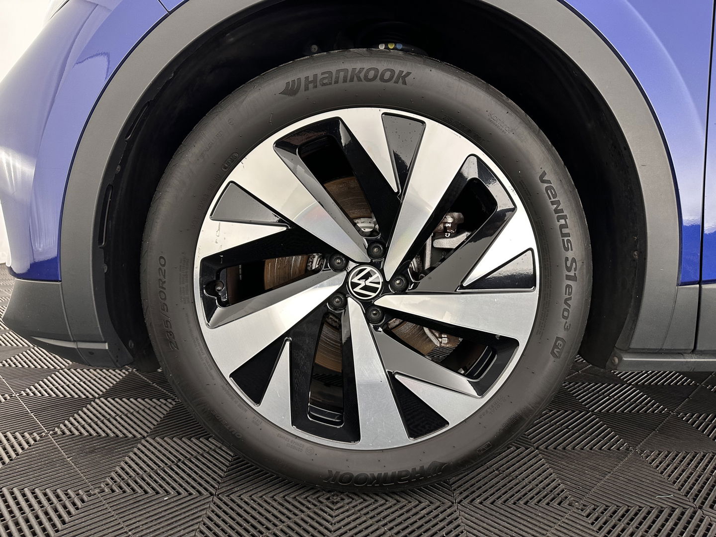 Volkswagen ID.4 First 77 kWh [ 3-Fase-11kW ] {SOH-83%} (INCL-BTW) *LEATHER-MICROFIBRE | FULL-LED | ADAPTIVE-CRUISE | HEATED-COMFORTSEATS | DIGI-COCKPIT | AMBIENTLIGHT | NAVI-FULLMAP | PDC | TOWBAR | PRIVACY-GLASS | CAMERA | 20''ALU*