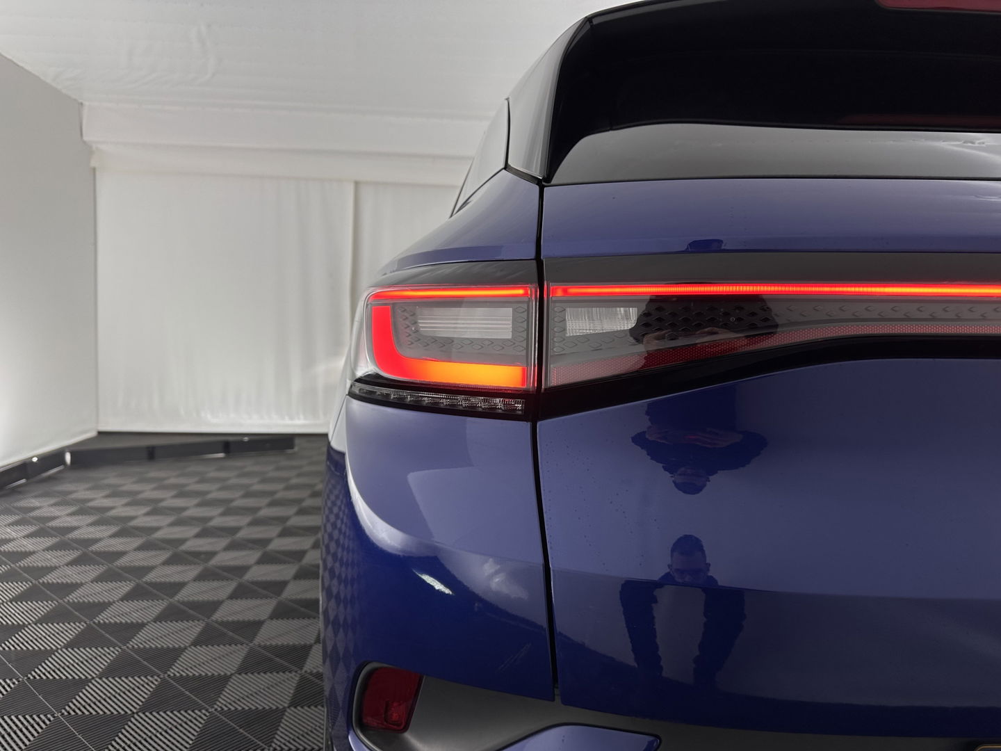 Volkswagen ID.4 First 77 kWh [ 3-Fase-11kW ] {SOH-83%} (INCL-BTW) *LEATHER-MICROFIBRE | FULL-LED | ADAPTIVE-CRUISE | HEATED-COMFORTSEATS | DIGI-COCKPIT | AMBIENTLIGHT | NAVI-FULLMAP | PDC | TOWBAR | PRIVACY-GLASS | CAMERA | 20''ALU*