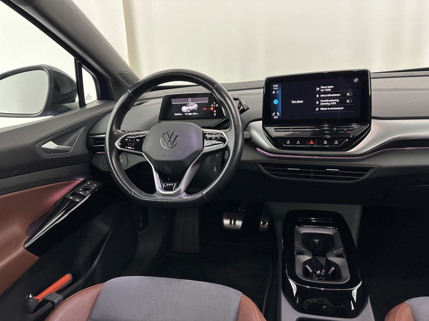 Volkswagen ID.4 First 77 kWh [ 3-Fase-11kW ] {SOH-83%} (INCL-BTW) *LEATHER-MICROFIBRE | FULL-LED | ADAPTIVE-CRUISE | HEATED-COMFORTSEATS | DIGI-COCKPIT | AMBIENTLIGHT | NAVI-FULLMAP | PDC | TOWBAR | PRIVACY-GLASS | CAMERA | 20''ALU*